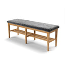 Hallbänk i ek med grå fårskinnsdyna och förvaring under sitsen