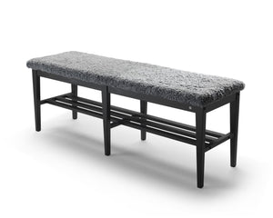 Bänk med grå konstläderklädsel och svart träram med förvaring under sittdynan