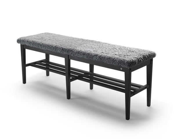 Bänk med grå konstläderklädsel och svart träram med förvaring under sittdynan