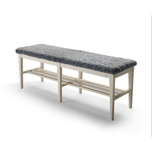 Hallbänk med grå textilklädsel och ljus träram med hyllplan för skoförvaring