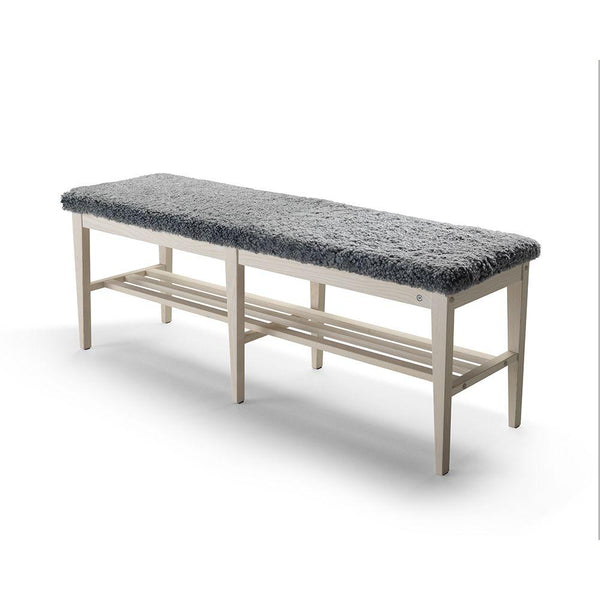 Hallbänk med grå textilklädsel och ljus träram med hyllplan för skoförvaring
