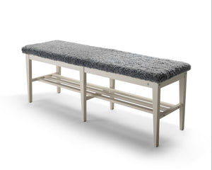 Hallbänk med grå ullig sits och vit träram med skohylla under