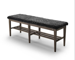 Hallbänk med fluffig svart sits och mörkt träunderrede med skoförvaring