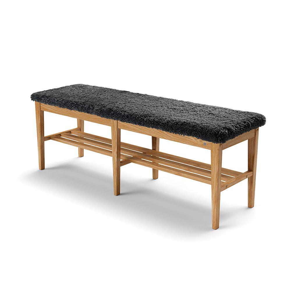 Hallbänk med skohylla i ek och svart fårskinnsdyna, skandinavisk design med förvaring