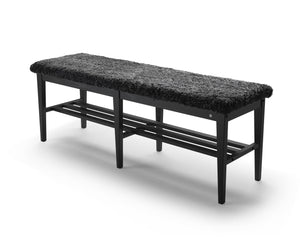 Svart hallbänk med fluffig sittdyna och skoförvaring under sitsen, modern skandinavisk design