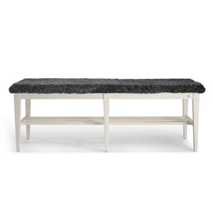 Bänk med svart fårskinnsdyna och vit träram med hylla, skandinavisk design