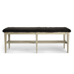 Bänk med svart fårskinnssits och ljust träunderrede med hylla