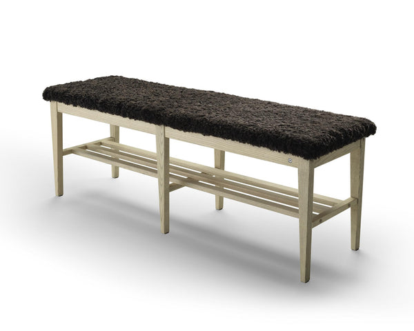 Bänk med ljust trästativ och svart fårskinnsdyna, ribbor under sittplats för förvaring