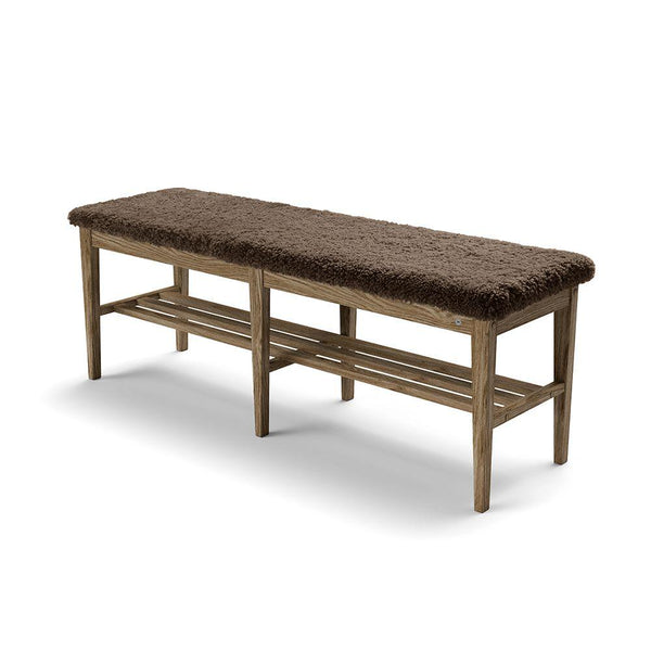 Bänk med brun konstskinnssits och träunderrede med förvaring för skor