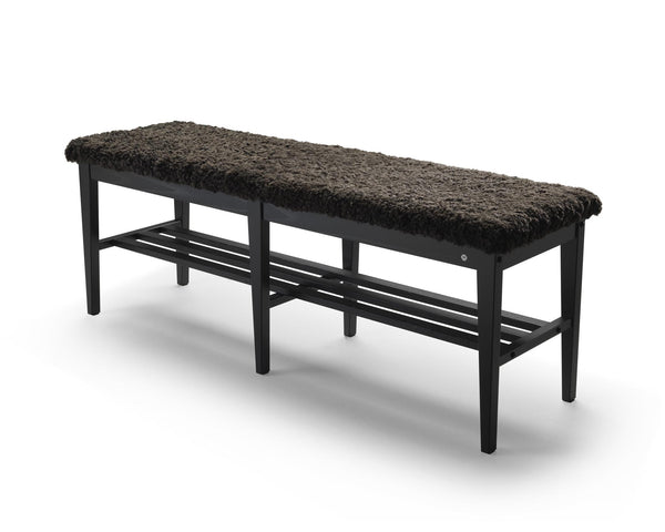 Långbänk med svart träram och mörkgrå fluffig sits, med hylla under för förvaring av skor