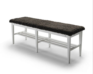 Hallbänk med svart fårskinnsdyna och vit metallstomme med skoförvaring under sitsen