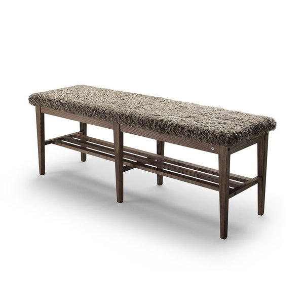 Hallbänk med grå ullig sits och mörkt trästativ med skohylla underneath