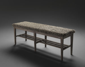 Bänk med stoppad sits i grått tvättad ull och mörkbejsat trästomme med hylla