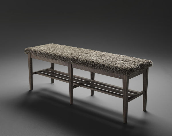 Bänk med stoppad sits i grått tvättad ull och mörkbejsat trästomme med hylla