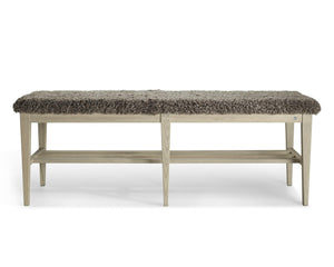 Bänk med grå flätad sits och vitpigmenterat trästativ med hylla