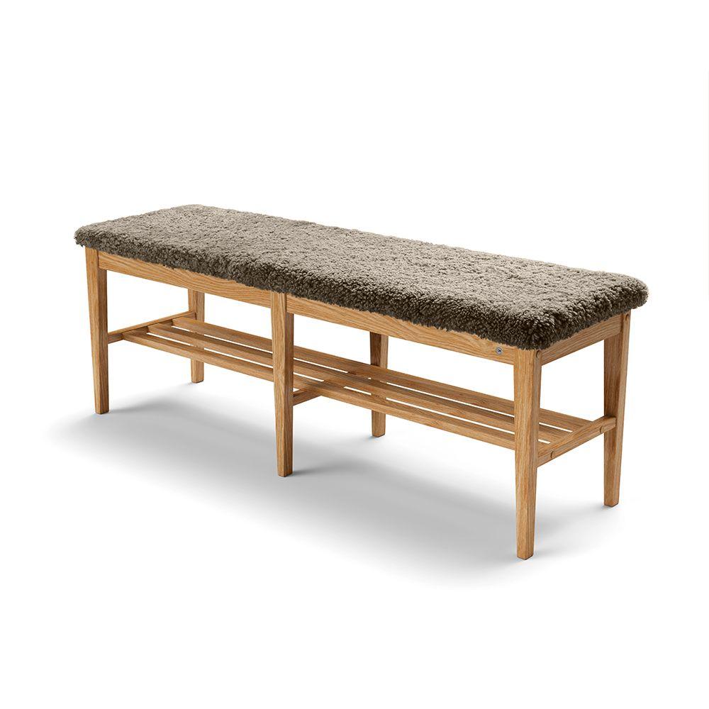 Hallbänk i ek med grå fårskinnsdyna och skoförvaring, skandinavisk design