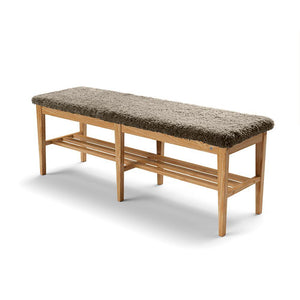 Hallbänk i ek med grå fårskinnsdyna och skoförvaring, skandinavisk design