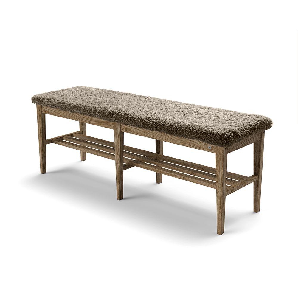 Hallbänk i ek med grå fårskinnsdyna och skoförvaring, skandinavisk design