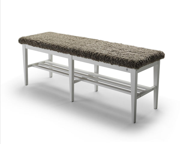 Bänk med grå träram och sittdyna i grått fårskinn, med hylla under för förvaring av skor