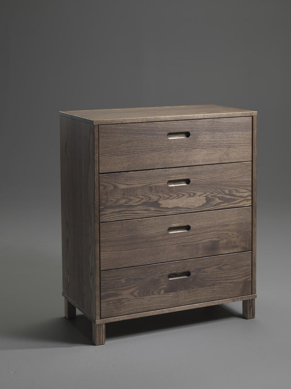 Byrå i mörkbrun ek med fyra lådor och diskreta handtag, moderna ben, skandinavisk design