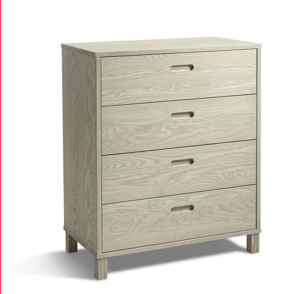 Byrå med fyra lådor i ljust trä med synlig ådringsmönster och smala handtag