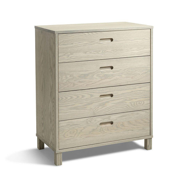 Byrå med fyra lådor i ljust trä med handtag, moderna ben och synlig trästruktur