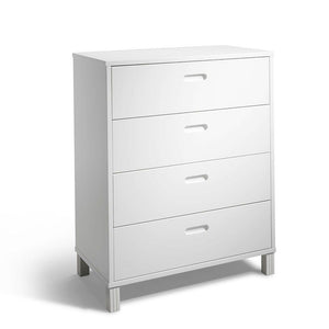 Vit byrå med fyra lådor och silverfärgade handtag på ben