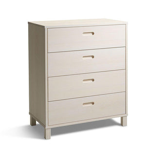 Vit byrå med fyra lådor och infrästa handtag i modern skandinavisk stil