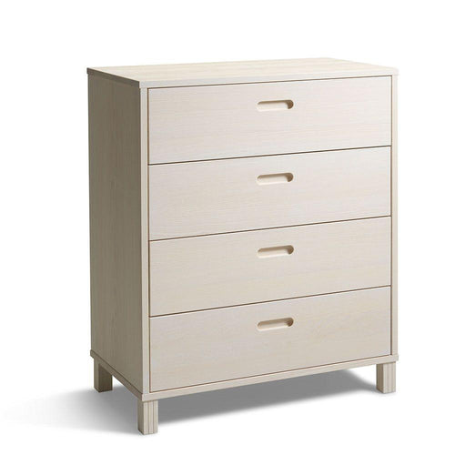 Vit byrå med fyra lådor och infrästa handtag i modern skandinavisk stil