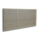 Väggpanel med horisontella träribbor i ljust trä och svart, modern skandinavisk design för inredning