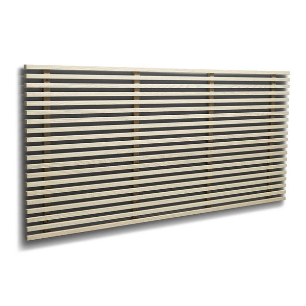 Väggpanel med horisontella träribbor i ljust trä och svart, modern skandinavisk design för inredning