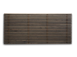 Rektangulär trämatta i mörkt trä med horisontella lameller och vertikala stödlinjer