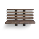 Trädhylla med fem nivåer i mörkbrun finish, monterad på väggen med synliga fästen