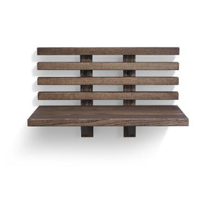 Trädhylla med fem nivåer i mörkbrun finish, monterad på väggen med synliga fästen