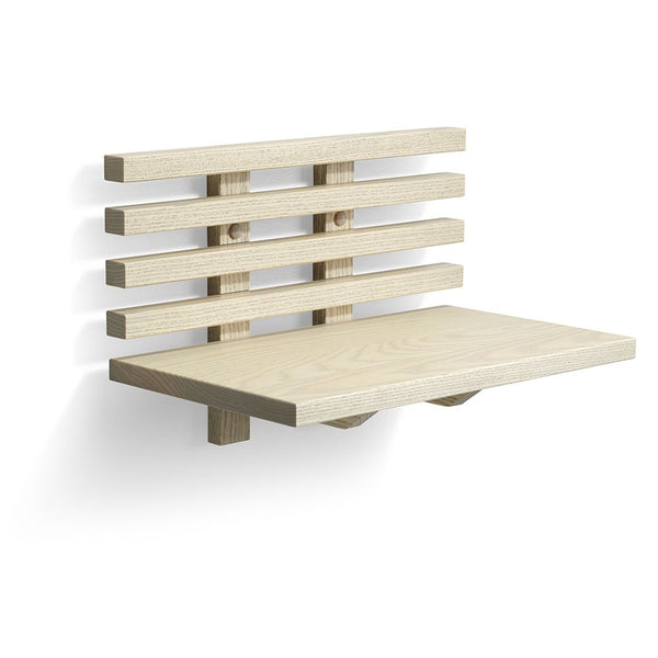 Väggmonterad hopfällbar bänk i ljust trä med ribbad ryggstöd för duschen eller bastun