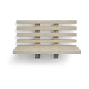 Väggmonterad träbänk med ryggstöd i ljust trä, minimalistisk design med synliga fästelement