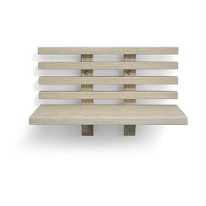 Väggmonterad träbänk med ryggstöd i ljust trä, minimalistisk design med synliga fästelement