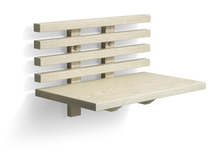 Väggmonterad duschpall i ljust trä med ribbad ryggstöd och hopfällbar sits