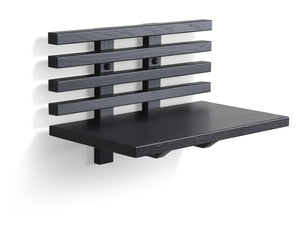 Svart väggmonterad hylla med horisontella ribbor och platta, modern design i trä