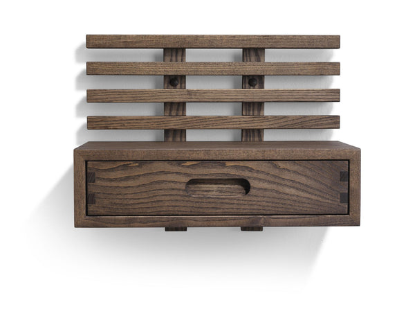 Träställ med fyra horisontella ribbor och låda med handtag, mörk ekfinish, vy uppifrån