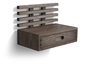 Väggmonterad hylla i mörkbejsat trä med låda och dekorativa ribbor på baksidan