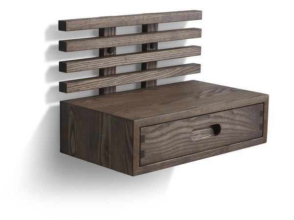 Väggmonterad hylla i mörkbejsat trä med låda och dekorativa ribbor på baksidan