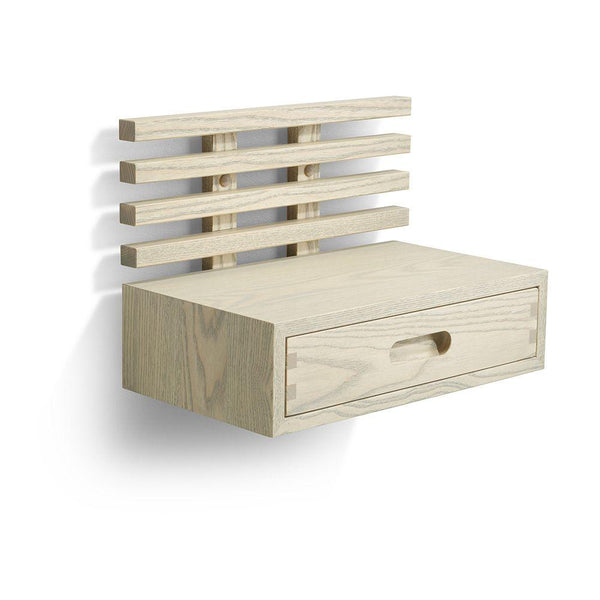 Väggmonterad sängbord i ljust trä med låda och hylla i ribbdesign