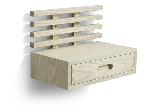 Väggmonterad hylla i ljust trä med låda och ribbad rygg för förvaring och display