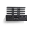 Svart väggmonterad hylla med låda och öppna fack i trä, ovanifrån