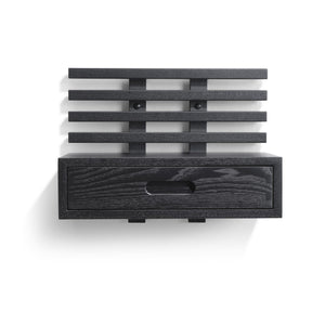 Svart väggmonterad hylla med låda och öppna fack i trä, ovanifrån