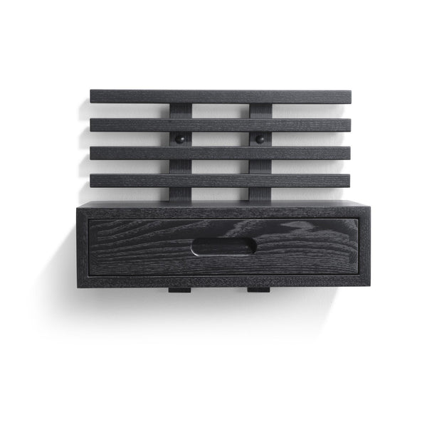Svart väggmonterad hylla med låda och öppna fack i trä, ovanifrån