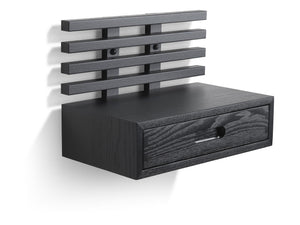 Svart väggmonterad hylla med låda och dekorativ ribbad uppställare i trä