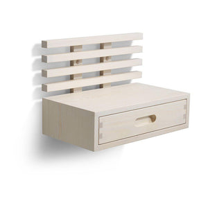 Väggmonterad sängbord i ljust trä med låda och ribbad hylla för förvaring