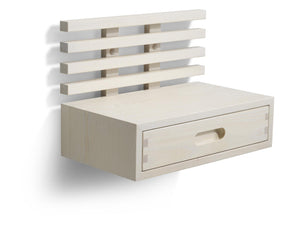 Väggmonterad sänglampa med hylla och låda i ljust trä, minimalistisk design med ribbor